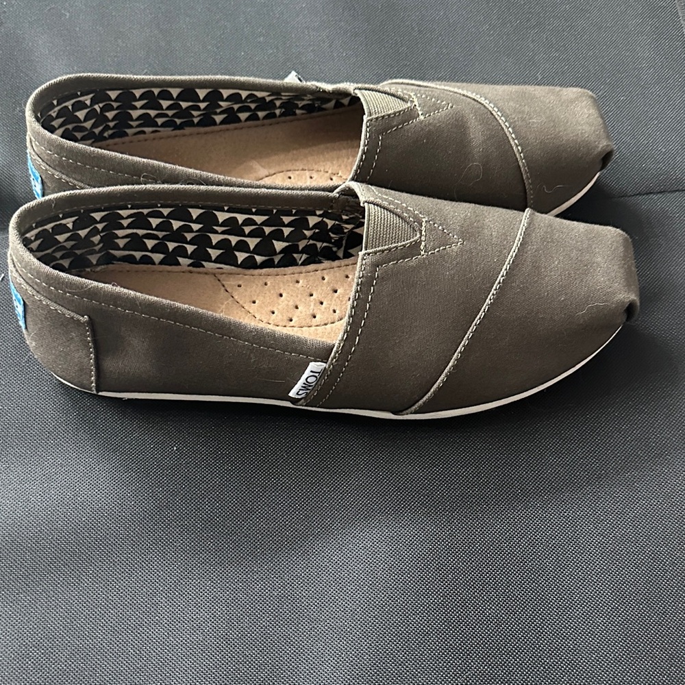 Toms Slip-On Canvas Shoes in Dark Army  Green EUC - Picture 2 of 2